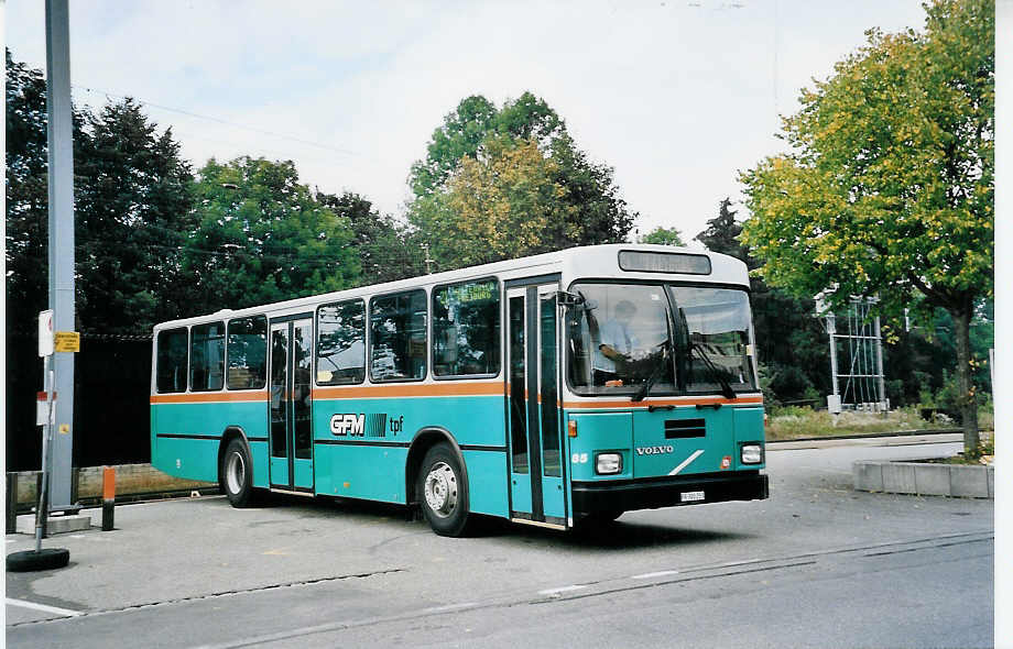 (056'109) - TPF Fribourg - Nr. 85/FR 300'253 - Volvo/Lauber (ex GFM Fribourg Nr. 85) am 22. September 2002 beim Bahnhof Schwarzenburg