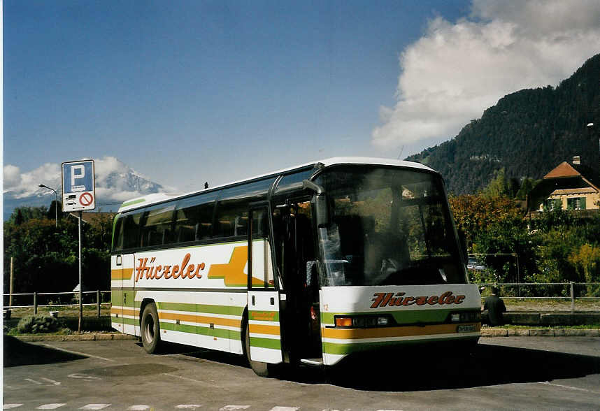 (056'115) - Hrzeler, Dietikon - Nr. 12/ZH 580'805 - Neoplan am 28. September 2002 beim Bahnhof Interlaken West
