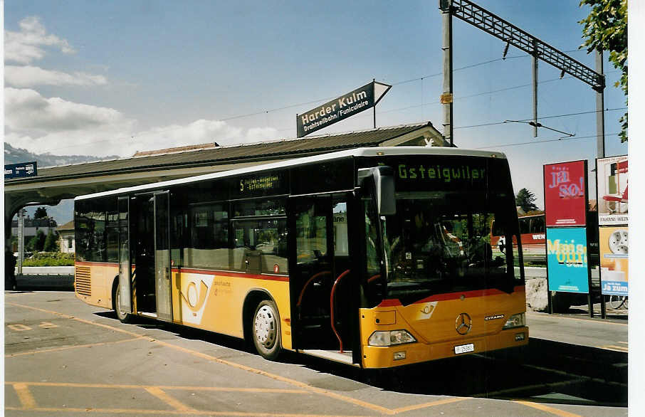 (056'119) - PTT-Regie - P 25'380 - Mercedes am 28. September 2002 beim Bahnhof Interlaken West