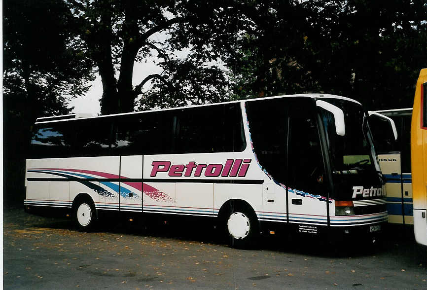 (056'135) - Aus Deutschland: Petrolli, Niedereschach - VS-HV 600 - Setra am 29. September 2002 in Murten, Carterminal