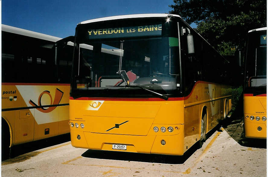 (056'211) - PTT-Regie - P 25'157 - Volvo am 29. September 2002 in Yverdon, Garage