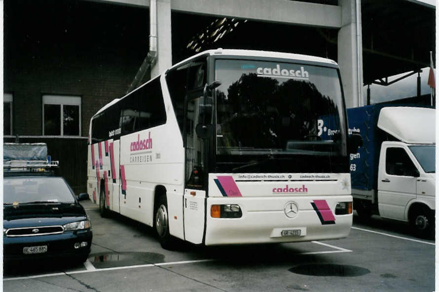 (056'319) - Cadosch, Thusis - GR 4215 - Mercedes am 5. Oktober 2002 in Thun, Grabengut