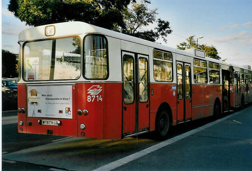 (056'403) - Wiener Linien - Nr. 8714/W 8714 LO - Grf/Steyr am 7. Oktober 2002 in Wien, Kagran