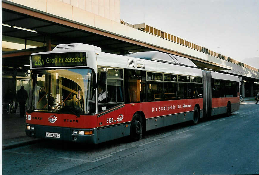 (056'405) - Wiener Linien - Nr. 8165/W 8165 LO - Grf/Steyr am 7. Oktober 2002 in Wien, Kagran