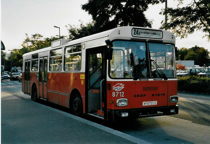 (056'409) - Wiener Linien - Nr. 8712/W 8712 LO - Grf/Steyr am 7. Oktober 2002 in Wien, Kagran
