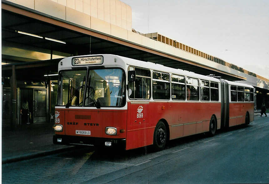 (056'410) - Wiener Linien - Nr. 8069/W 8069 LO - Grf/Steyr am 7. Oktober 2002 in Wien, Kagran