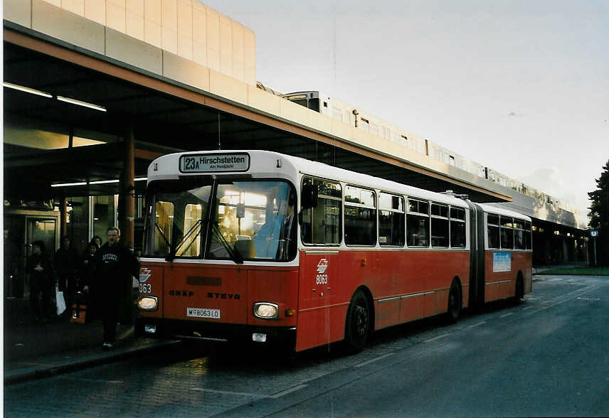 (056'411) - Wiener Linien - Nr. 8063/W 8063 LO - Grf/Steyr am 7. Oktober 2002 in Wien, Kagran