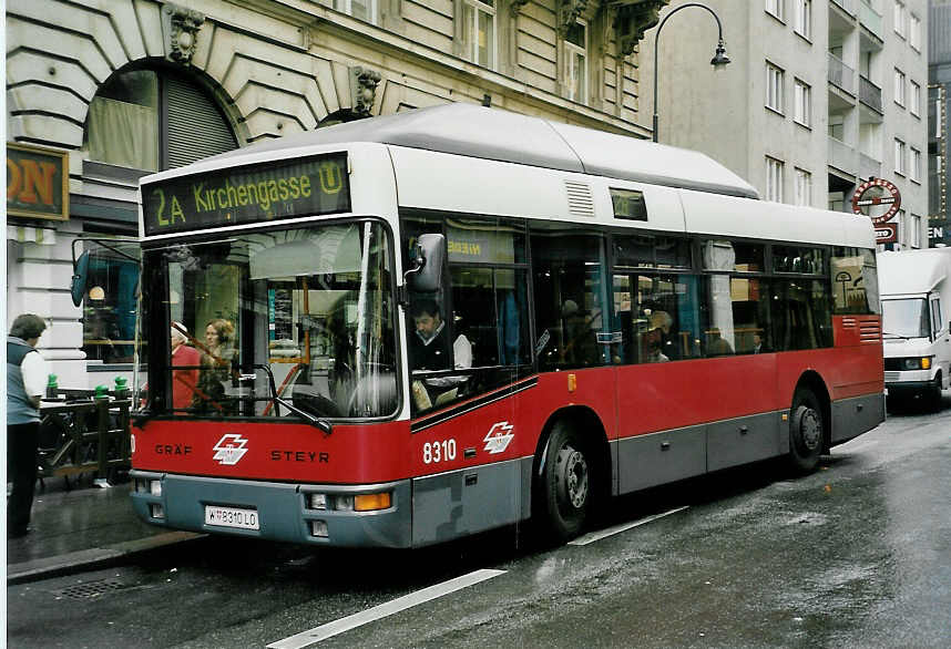 (056'421) - Wiener Linien - Nr. 8310/W 8310 LO - Grf/Steyr am 8. Oktober 2002 in Wien, Schwedenplatz