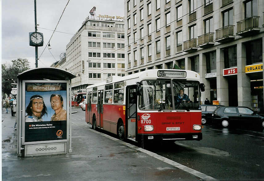 (056'503) - Wiener Linien - Nr. 8700/W 8700 LO - Grf&Stift am 8. Oktober 2002 in Wien, Oper