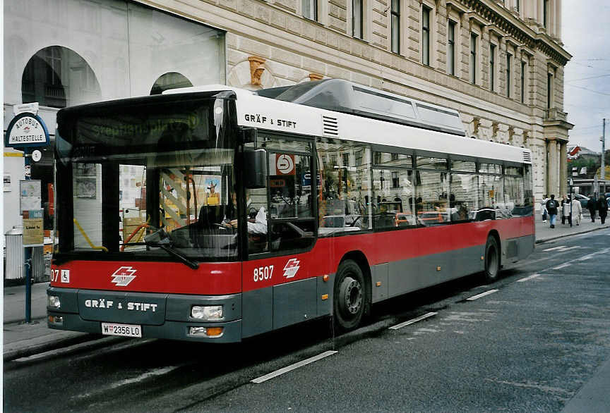 (056'511) - Wiener Linien - Nr. 8507/W 2356 LO - Grf&Stift am 8. Oktober 2002 in Wien, Schottentor