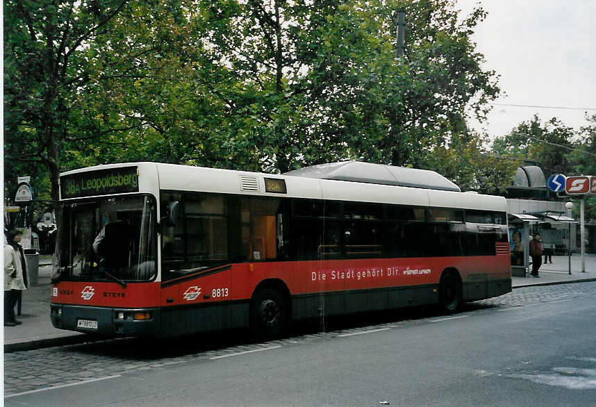 (056'629) - Wiener Linien - Nr. 8813/W 8813 LO - Grf/Steyr am 9. Oktober 2002 in Wien, Heiligenstadt