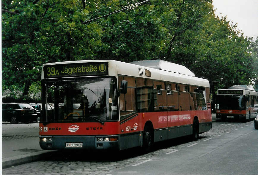 (056'630) - Wiener Linien - Nr. 8829/W 8829 LO - Grf/Steyr am 9. Oktober 2002 in Wien, Heiligenstadt