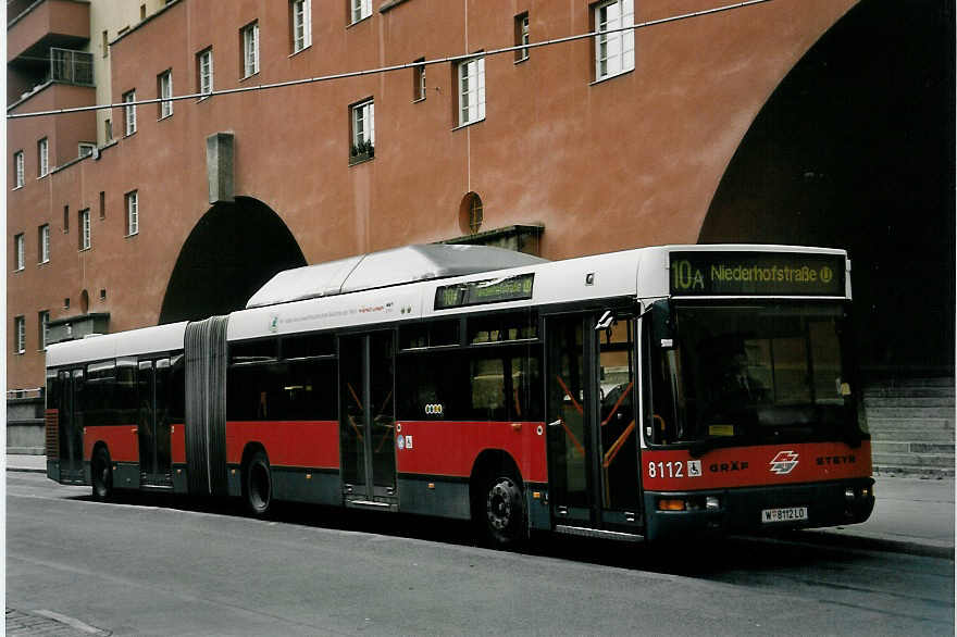 (056'634) - Wiener Linien - Nr. 8112/W 8112 LO - Grf/Steyr am 9. Oktober 2002 in Wien, Heiligenstadt