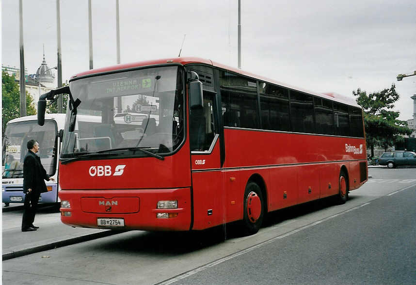 (056'722) - BB - BB 2754 - MAN am 9. Oktober 2002 in Wien, Westbahnhof