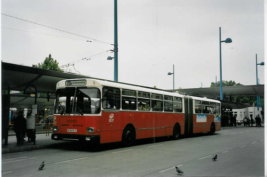 (056'806) - Wiener Linien - Nr. 8037/W 8037 LO - Grf/Steyr am 10. Oktober 2002 in Wien, Floridsdorf