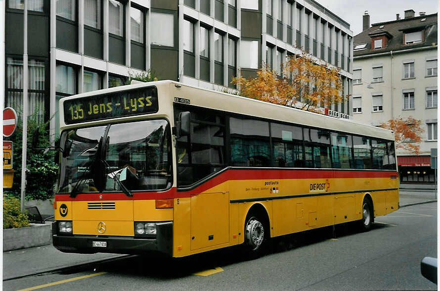 (056'918) - AVA Aarberg - Nr. 6/BE 447'616 - Mercedes am 12. Oktober 2002 in Biel, Zentralplatz