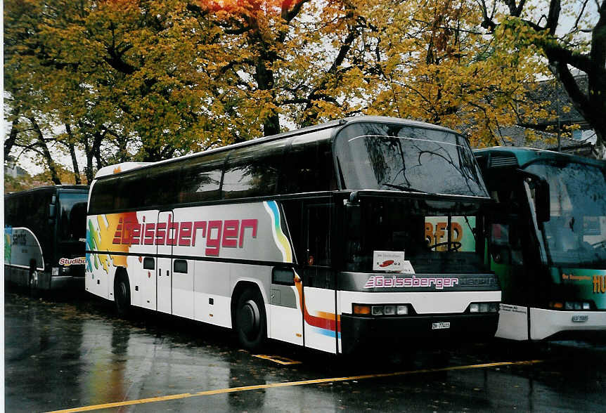(057'002) - Geissberger, Zrich - ZH 77'411 - Neoplan am 14. Oktober 2002 in Murten, Carterminal