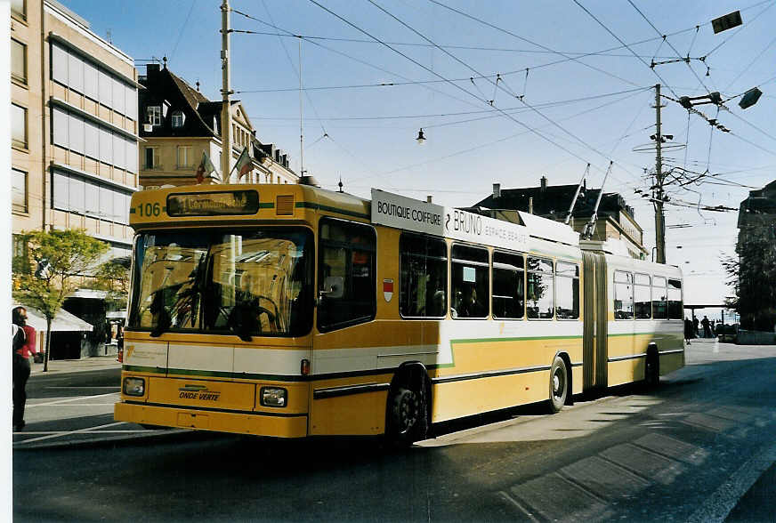 (057'027) - TN Neuchtel - Nr. 106 - NAW/Hess Gelenktrolleybus am 20. Oktober 2002 in Neuchtel, Place Pury