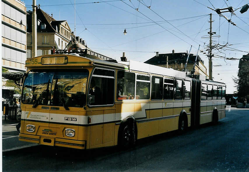 (057'029) - TN Neuchtel - Nr. 155 - FBW/Hess Gelenktrolleybus am 20. Oktober 2002 in Neuchtel, Place Pury