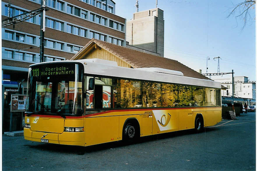 (057'120) - PTT-Regie - P 25'678 - Volvo/Hess am 26. Oktober 2002 beim Bahnhof Kniz