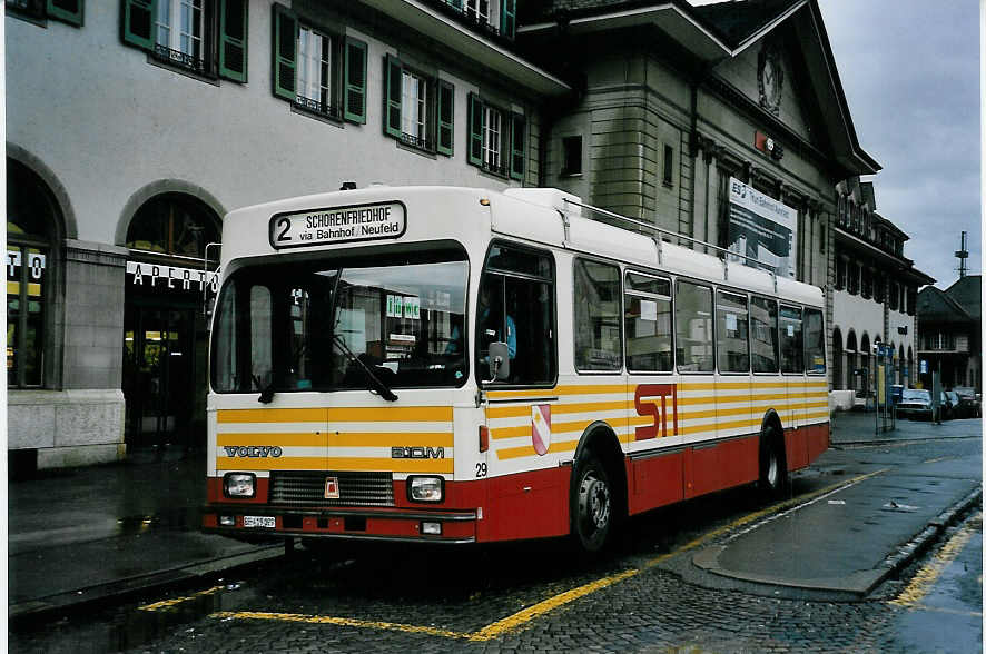 (057'131) - STI Thun - Nr. 29/BE 419'029 - Volvo/R&J (ex SAT Thun Nr. 29) am 3. November 2002 beim Bahnhof Thun