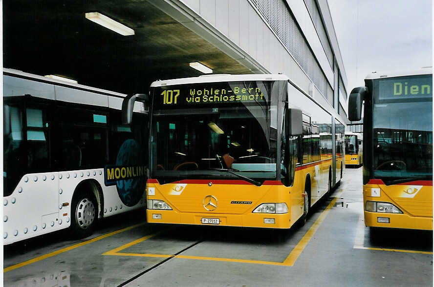 (057'137) - PTT-Regie - P 27'012 - Mercedes am 3. November 2002 in Bern, Postautostation