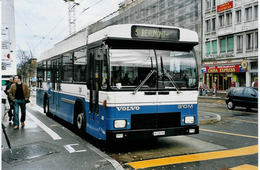 (057'309) - TPF Fribourg - Nr. 372/FR 300'380 - Volvo/Hess (ex TF Fribourg Nr. 72) am 3. November 2002 beim Bahnhof Fribourg