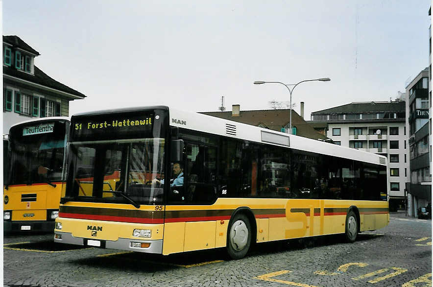 (057'335) - STI Thun - Nr. 95/BE 572'095 - MAN am 28. November 2002 beim Bahnhof Thun