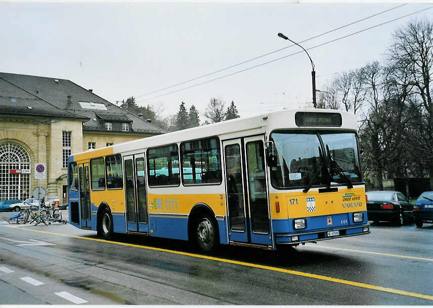 (057'405) - TC La Chaux-de-Fonds - Nr. 171/NE 67'590 - Volvo/R&J am 30. November 2002 beim Bahnhof La Chaux-de-Fonds