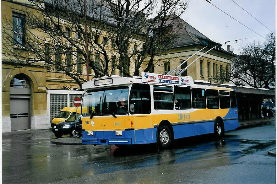 (057'409) - TC La Chaux-de-Fonds - Nr. 106 - FBW/Hess-Haag Trolleybus am 30. November 2002 beim Bahnhof La Chaux-de-Fonds