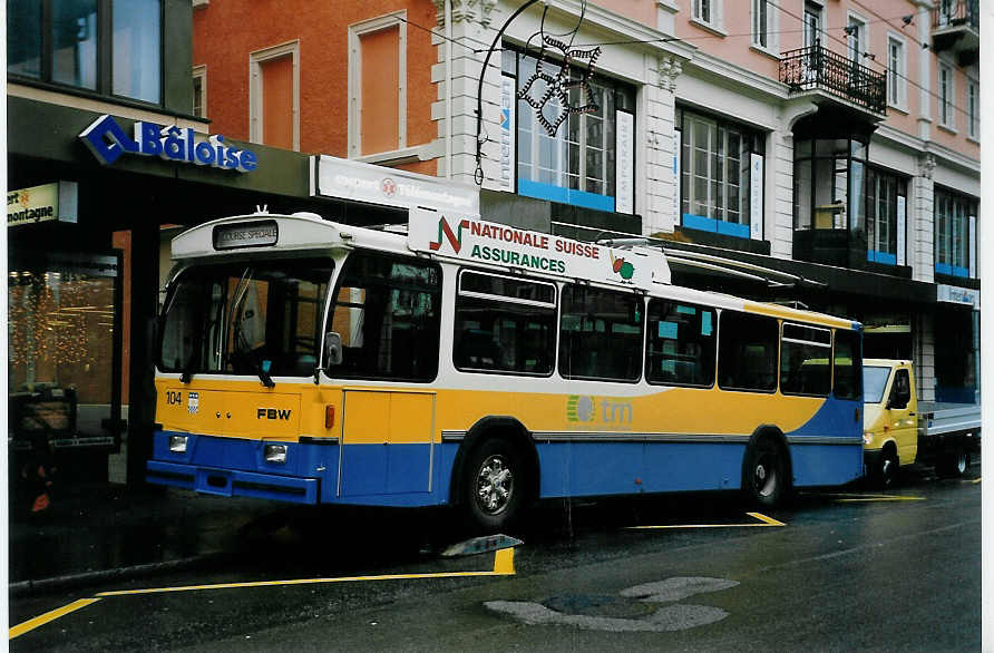 (057'416) - TC La Chaux-de-Fonds - Nr. 104 - FBW/Hess-Haag Trolleybus am 30. November 2002 in La Chaux-de-Fonds, Gr. Fontaine