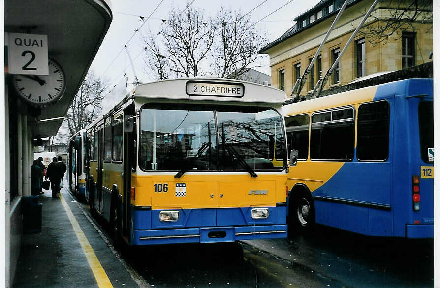 (057'423) - TC La Chaux-de-Fonds - Nr. 106 - FBW/Hess-Haag Trolleybus am 30. November 2002 beim Bahnhof La Chaux-de-Fonds