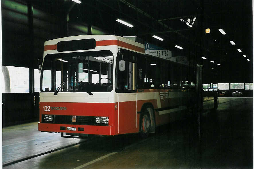 (057'512) - VB Biel - Nr. 132/BE 446'132 - Volvo/R&J am 30. November 2002 in Biel, Depot