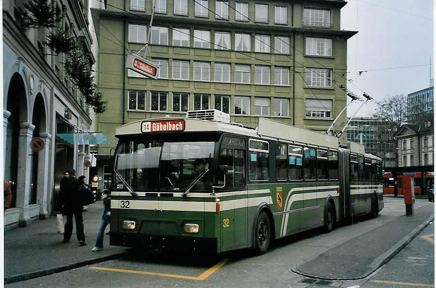 (057'536) - SVB Bern - Nr. 32 - FBW/Gangloff Gelenktrolleybus am 8. Dezember 2002 beim Bahnhof Bern