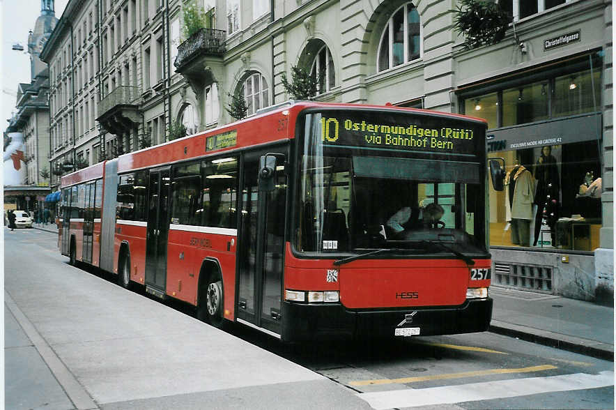 (057'603) - Bernmobil, Bern - Nr. 257/BE 572'257 - Volvo/Hess am 8. Dezember 2002 beim Bahnhof Bern
