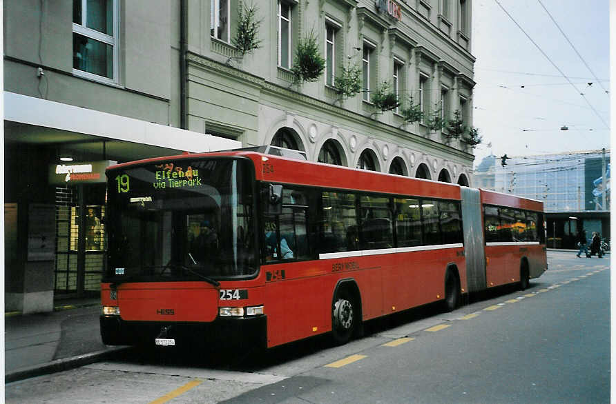 (057'604) - Bernmobil, Bern - Nr. 254/BE 572'254 - Volvo/Hess am 8. Dezember 2002 beim Bahnhof Bern