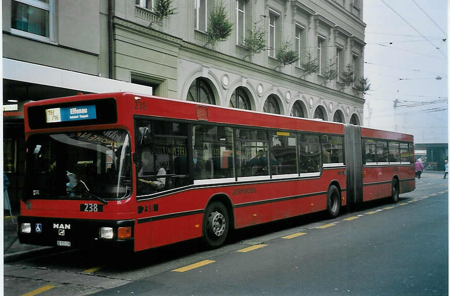 (057'622) - Bernmobil, Bern - Nr. 238/BE 513'238 - MAN am 13. Dezember 2002 beim Bahnhof Bern