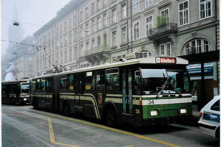 (057'624) - SVB Bern - Nr. 34 - FBW/Gangloff Gelenktrolleybus am 13. Dezember 2002 beim Bahnhof Bern