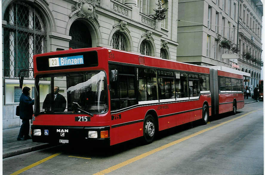 (057'625) - Bernmobil, Bern - Nr. 215/BE 513'215 - MAN am 13. Dezember 2002 beim Bahnhof Bern
