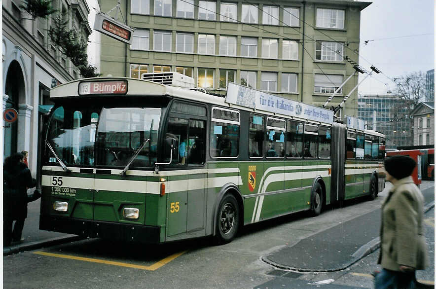 (057'634) - SVB Bern - Nr. 55 - FBW/Gangloff Gelenktrolleybus am 13. Dezember 2002 beim Bahnhof Bern