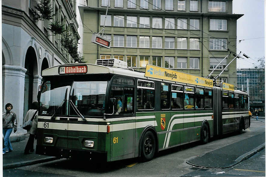 (057'636) - SVB Bern - Nr. 61 - FBW/Hess Gelenktrolleybus am 13. Dezember 2002 beim Bahnhof Bern