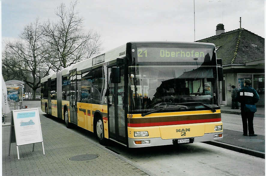(057'730) - STI Thun - Nr. 88/BE 572'088 - MAN am 24. Dezember 2002 beim Bahnhof Thun