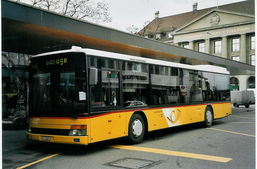 (057'828) - PTT-Regie - P 25'605 - Setra am 27. Dezember 2002 beim Bahnhof Aarau