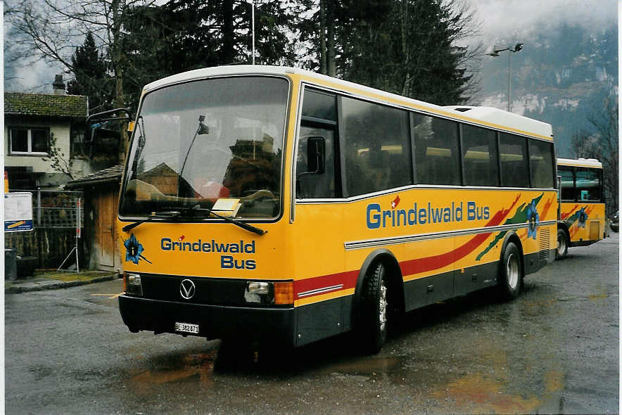 (057'917) - AVG Grindelwald - Nr. 18/BE 382'871 - Vetter am 28. Dezember 2002 beim Bahnhof Grindelwald