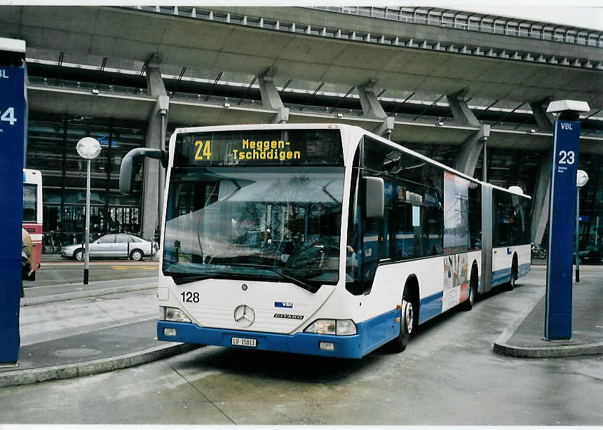 (058'025) - VBL Luzern - Nr. 128/LU 15'013 - Mercedes am 30. Dezember 2002 beim Bahnhof Luzern