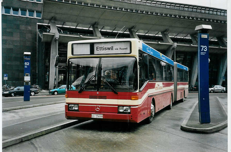 (058'026) - ARAG Ruswil - Nr. 19/LU 15'660 - Mercedes am 30. Dezember 2002 beim Bahnhof Luzern