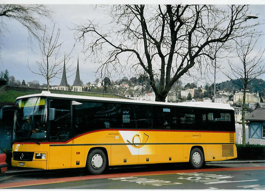 (058'027) - Bucheli, Kriens - Nr. 26/LU 15'559 - Mercedes am 30. Dezember 2002 beim Bahnhof Luzern