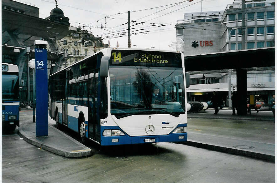 (058'035) - VBL Luzern - Nr. 567/LU 15'028 - Mercedes (ex Gowa, Luzern Nr. 67) am 30. Dezember 2002 beim Bahnhof Luzern