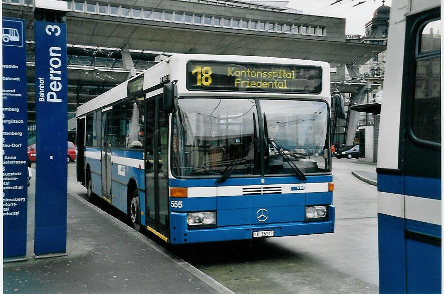 (058'105) - VBL Luzern - Nr. 555/LU 15'102 - Mercedes (ex Gowa, Luzern Nr. 55) am 30. Dezember 2002 beim Bahnhof Luzern