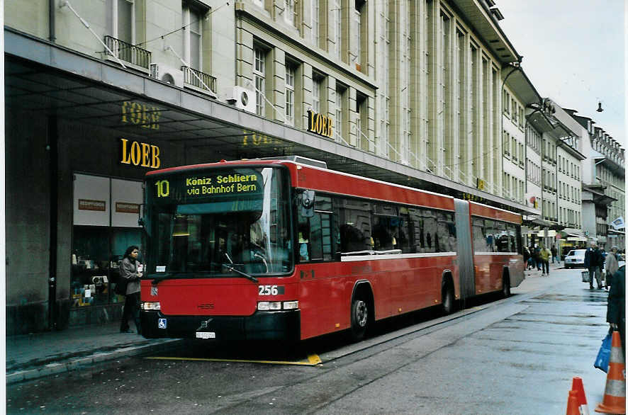 (058'119) - Bernmobil, Bern - Nr. 256/BE 572'256 - Volvo/Hess am 31. Dezember 2002 beim Bahnhof Bern